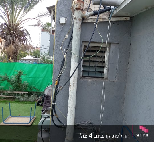 צינורות ביוב וחיבורים על קיר חיצוני של בניין